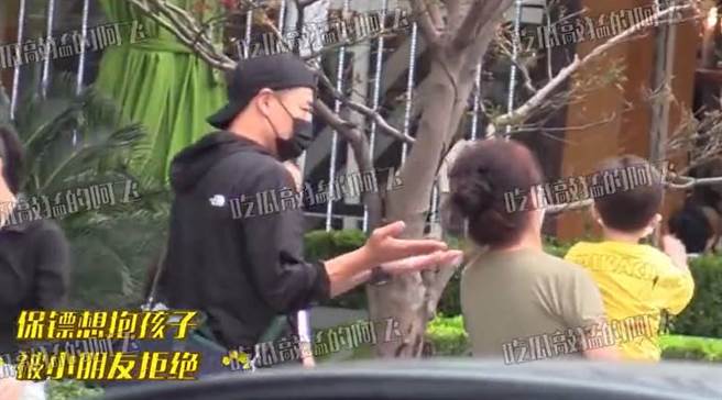 保母帶張柏芝兒去晃晃，一旁神秘男身分引熱議。(圖／翻攝自微博)