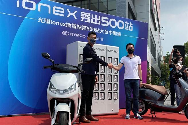光阳董事长柯胜峯（图左）与秀泰集团总经理廖伟铭（图右）共同出席IONEX换电站第500站开通仪式，未来将以一日7站的速度极速布建换电站，达到年底破千站的目标。(图/中时新闻网摄)