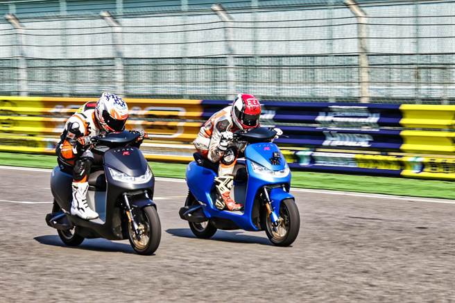 IONEX 3.0车系中的旗舰车款「城市钢炮」S7R首度提供给媒体试乘，光阳亦邀请多位职业车手共襄盛举，展现S7R的强劲性能。(图/中时新闻网摄)