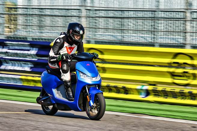 光阳董事长柯胜峯亲下赛道体验S7R，并对其加速性能讚不绝口。(图/中时新闻网摄)