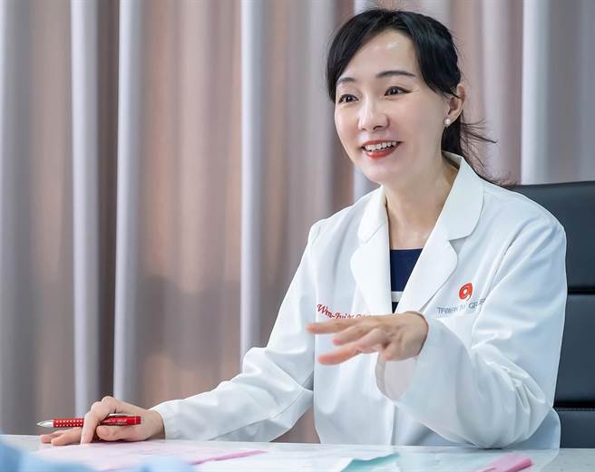 竹北市艾微芙国际生殖医学中心主任杨文瑞指出，AMH浓度低落不孕，目前已非大龄女子的专利。（罗浚滨摄）