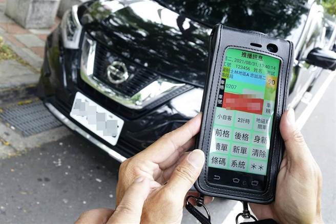 国云停车在收费时段实施无纸化的开单作业，智慧停车柱也支援悠游卡与第三方支付。（中保提供）
