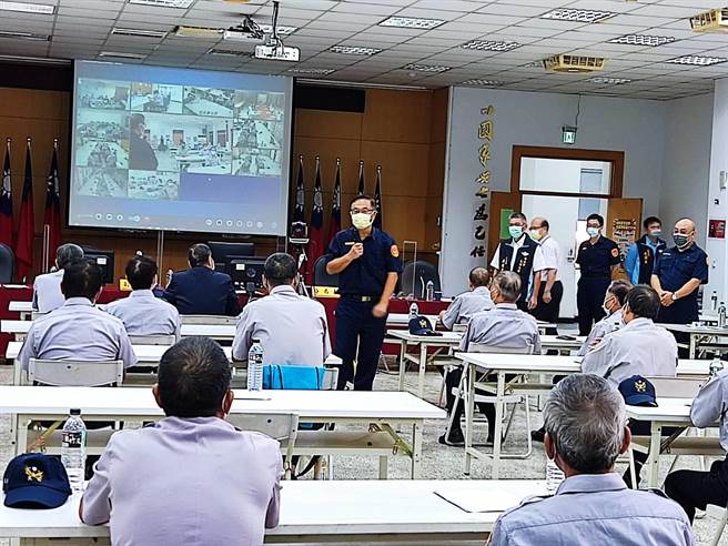 新北市警察局长黄宗仁亲自主持中和民防中队常训。（警方提供）