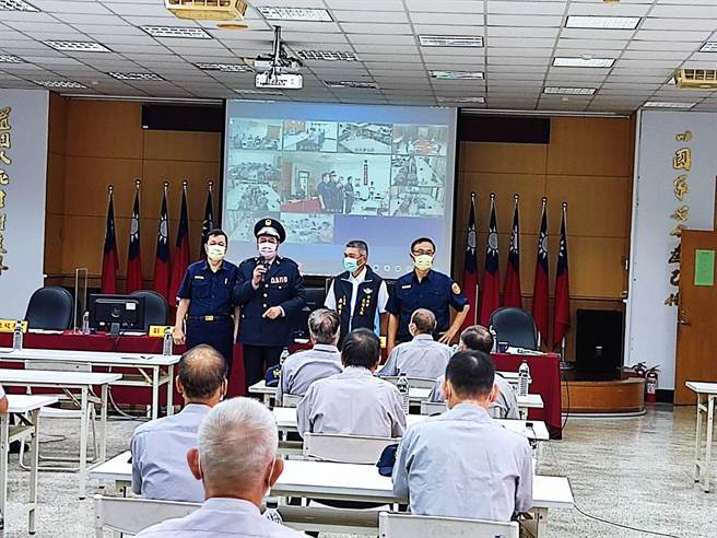 新北市警察局长黄宗仁亲自主持中和民防中队常训。（警方提供）