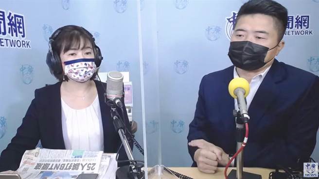 刪Q總部志工也是前立委顏寬恒（右）接受中廣主持人王淺秋（左）專訪。（摘自中廣新聞網網站）