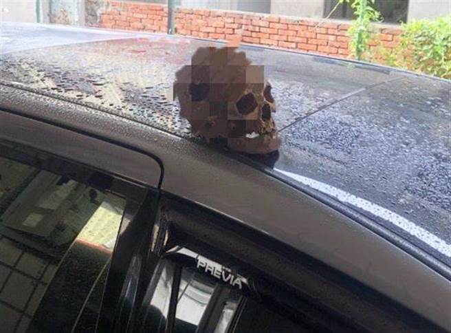 黃姓街友疑遭2戶鄰居舉發，竟闖公墓盜取2具骷顱頭骨，各放鄰居門前恐嚇。台中地檢署將他起訴。（陳淑芬翻攝）