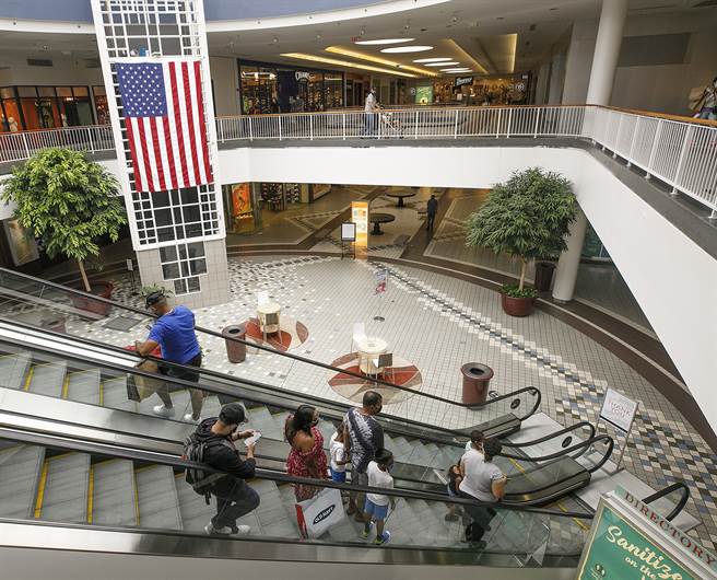 在防疫纾困补助所带动经济扩大效应逐渐消退之际，加上高度传染力的Delta变异株引发新一波疫情，让美国最近数月的经济活动降温。 (图/美联社)  