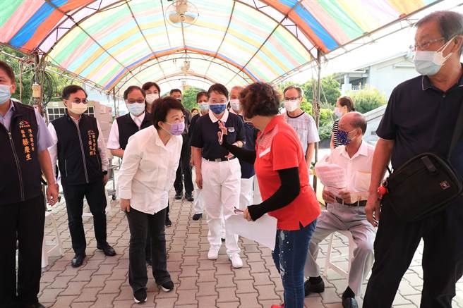 台中市長盧秀燕前往清水靜思堂訪視「快打站2.0」施打狀況。（王文吉攝）