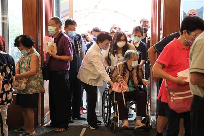 台中市長盧秀燕稱讚清水靜思堂「快打站2.0」動線規劃流暢。（王文吉攝）