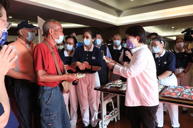 台中市長盧秀燕前往清水靜思堂訪視「快打站2.0」施打狀況。（王文吉攝）