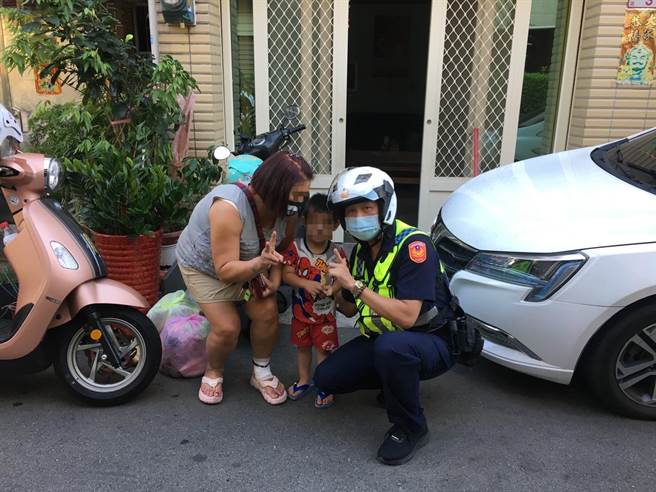 4歲幼童走失龍潭警細心呵護尋親助返家。(警方提供／呂筱蟬桃園傳真)