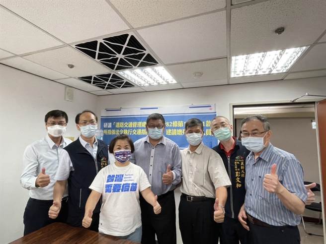 立委楊瓊瓔爭取將民防人員納入交通指揮人員保障。（王文吉攝）