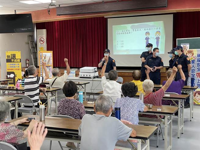 十月交通安全月平鎮警加強宣導行人路權。(警方提供／呂筱蟬桃園傳真)