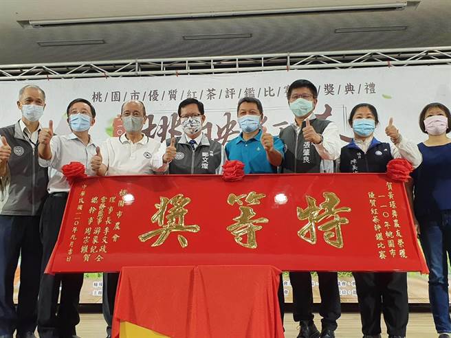 桃园市优质红茶评鑑比赛最大奖特等奖由龙潭茶农黄璟舞（右四）夺得。（陈梦茹摄）