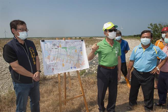 台中市議員吳敏濟邀集相關單位召開大甲溪下游疏濬工程說明會。（王文吉攝）