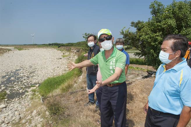 台中市議員吳敏濟指出，半月型農地流失區域將回填砂石培厚。（王文吉攝）