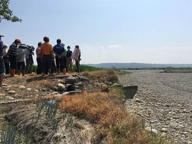 台中市水利局已向第三河川局申請大甲溪下游疏濬，預計挖取60萬立方米砂石籌措1億元工程經費。（王文吉攝）