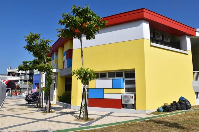 全新完工的头份市后庄国小非营利幼儿园拥有缤纷的多彩外观。（谢明俊摄）