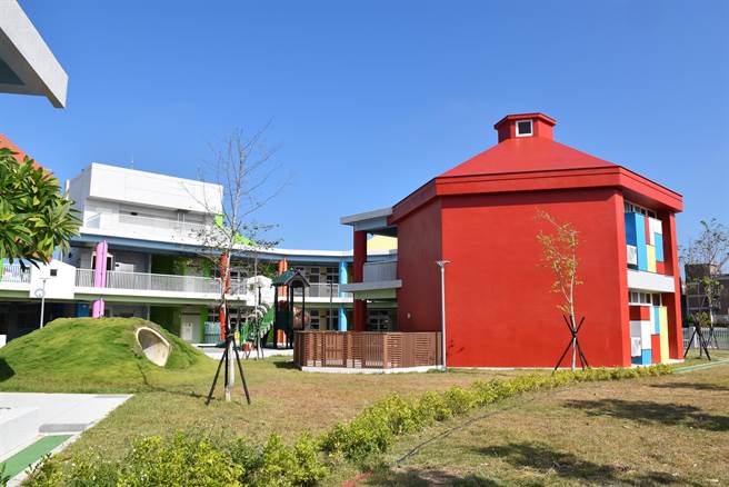 全新完工的头份市后庄国小非营利幼儿园拥有缤纷的多彩外观。（谢明俊摄）