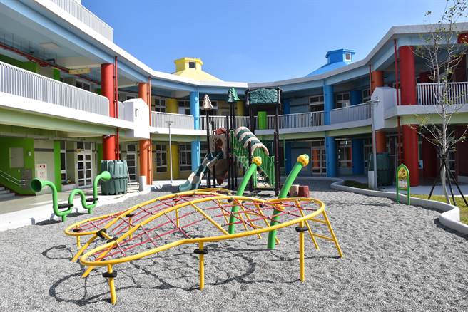 全新完工的头份市后庄国小非营利幼儿园拥有广宽的游憩空间。（谢明俊摄）