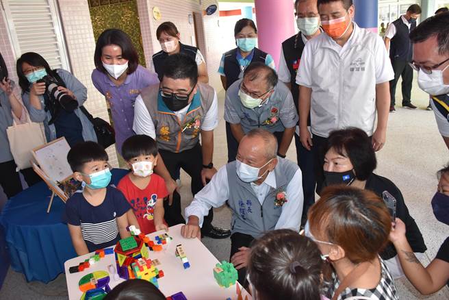 苗栗县长徐耀昌与县议员张淑芬等和新入学幼儿打招呼。（谢明俊摄）