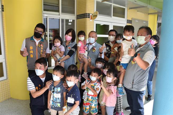苗栗县长徐耀昌欢喜抱起幼儿们合影。（谢明俊摄）