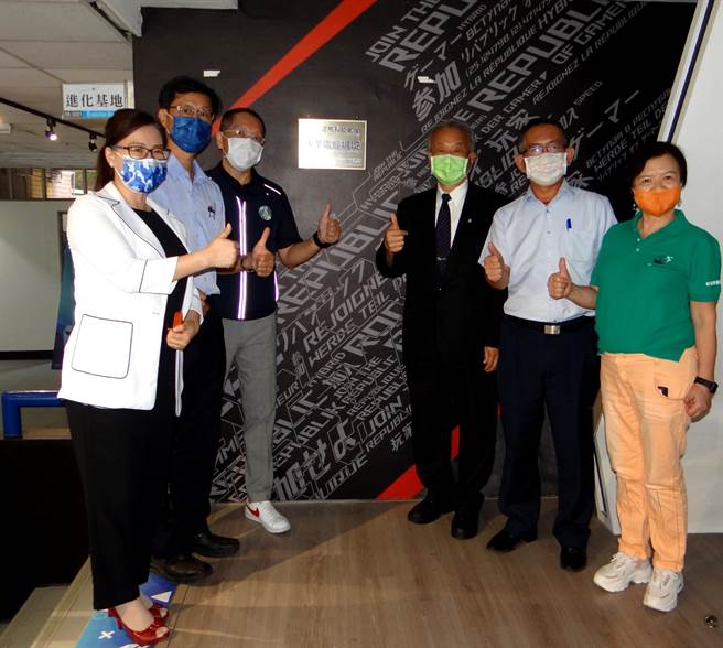 正修科大斥资2000万元打造的顶级电竞馆通过专业场地认证揭牌。(林雅惠摄)