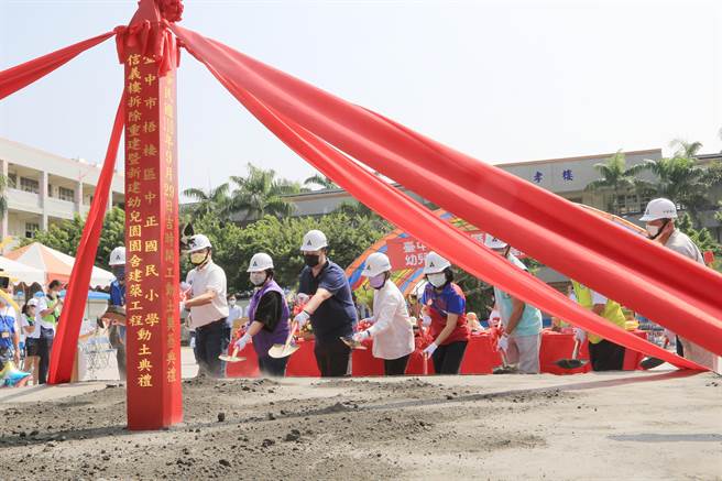 台中市长市长卢秀燕出席信义楼拆除重建暨幼儿园园舍新建工程动土典礼。（王文吉摄）