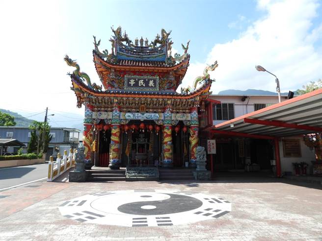 位在花莲县凤林镇的义民亭，长年以来是当地镇民的信仰中心，每逢7月义民节，镇民仍会依循古礼，以扁担挑饭菜绕街游行。（罗亦晽摄）