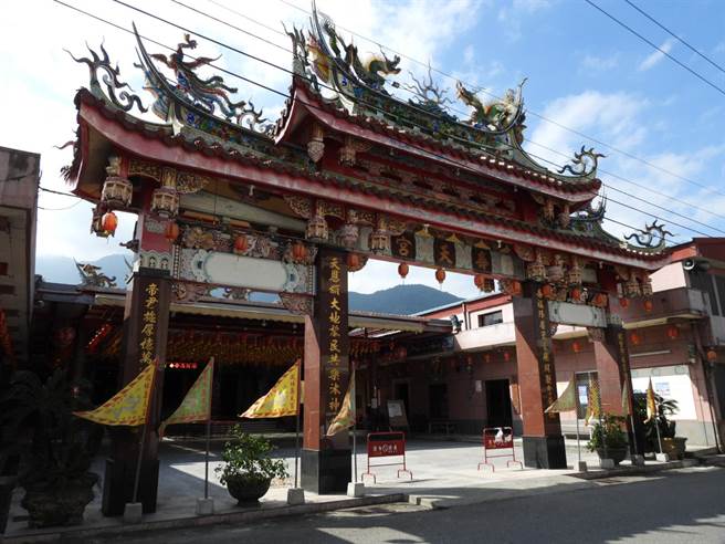 寿天宫位在花莲凤林市区，日治时期即是当地信仰中心，台湾光復后重建，镇民时常会在宫庙前举办活动，彼此交流情感，甚至每年重要节庆时，也会在此举办传统客家祭祀仪式。（罗亦晽摄）