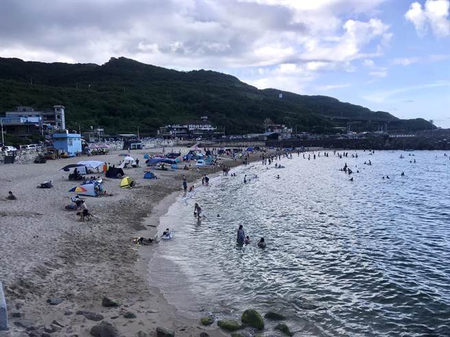 基隆大武崙沙灘取消出入口封閉管制。（陳彩玲攝）