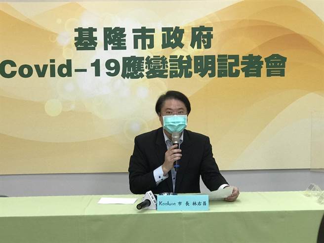 基隆市長林右昌表示，台灣疫情趨緩，將依中央流行疫情指揮中心評估，實施鬆綁措施。（陳彩玲攝）