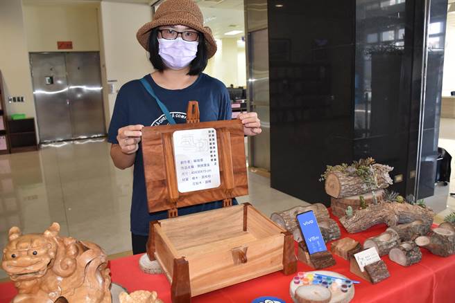 三义木雕艺术节将有许多青创木工艺术家作品展售。（谢明俊摄）