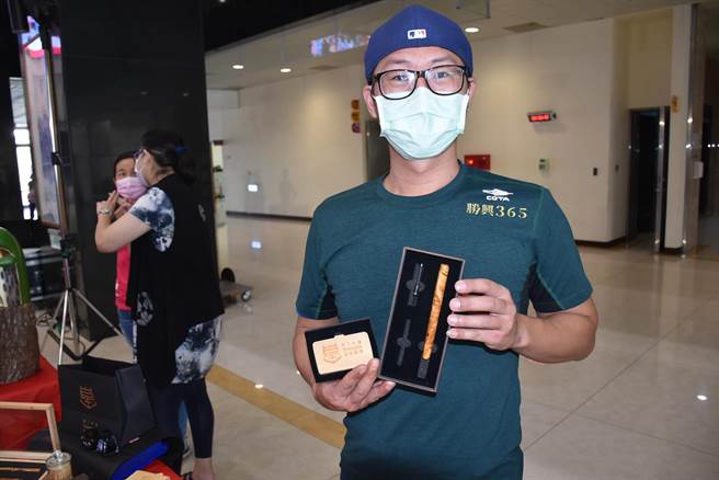 手作木钢笔青创工艺家童正一和他的木钢笔作品。（谢明俊摄）