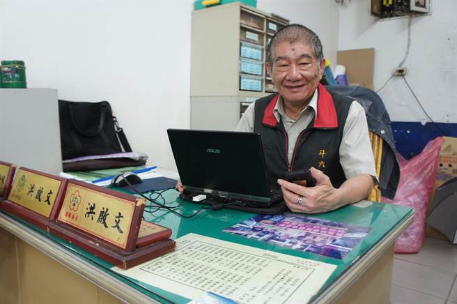 斗六市调解委员洪启文直到生命最后一哩路还在调解，图为斗六派出所特地为他在所内安排一张专用桌，他每天都在所内调解的照片。（资料照片／周丽兰摄）