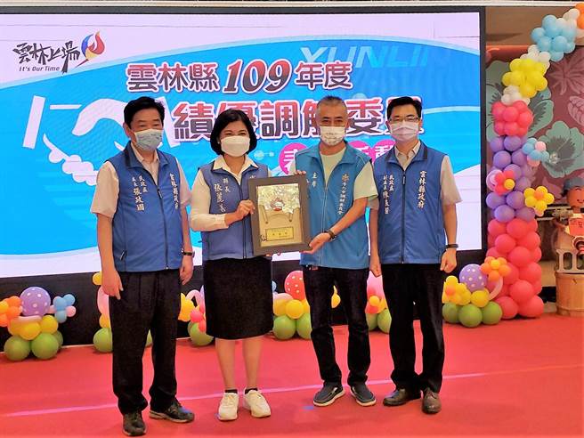 云林县府今（29日）由县长张丽善（左二）颁奖表扬绩优调解委员，这是十年来洪启文第一次缺席，县府特地为他制作特别奖，由好友同事、斗六市调解委员会主席陈天星（右二）代为领取。（周丽兰摄）