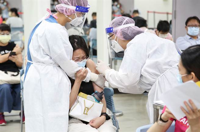 中央流行疫情指揮中心今天公布最新疫苗接種後不良事件通報，昨日共新增9件接種疫苗後的死亡個案，其中有7例接種AZ、1例接種莫德納、1例接種高端。(陳俊吉攝)