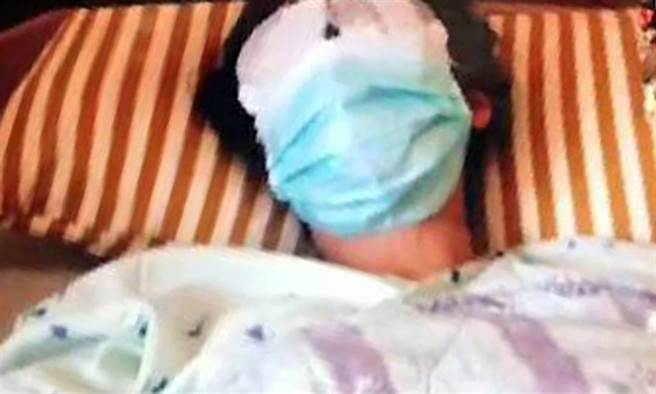 潘姓超商女店员仍在医院治疗。(翻摄画面)
