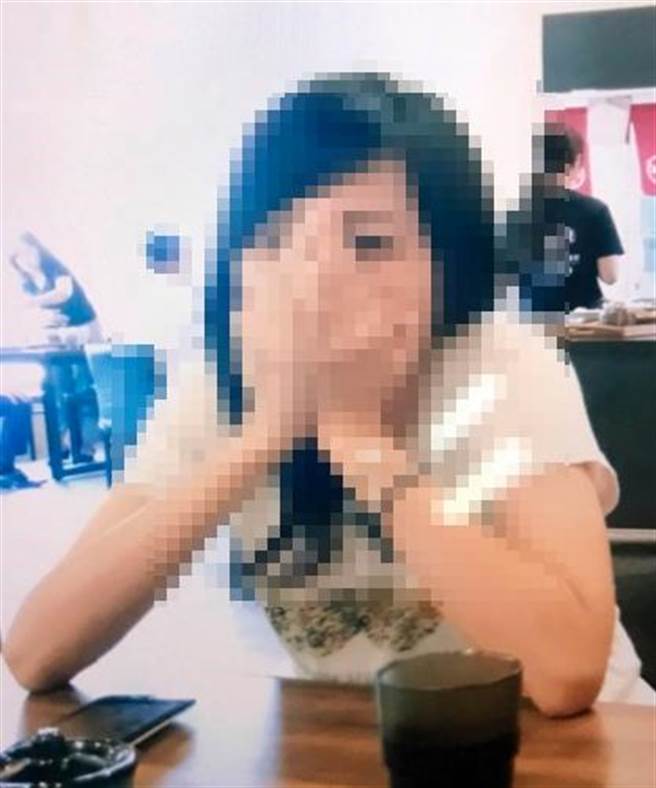 女店员长相清秀，却在上班期间意外遭袭。(翻摄画面)
