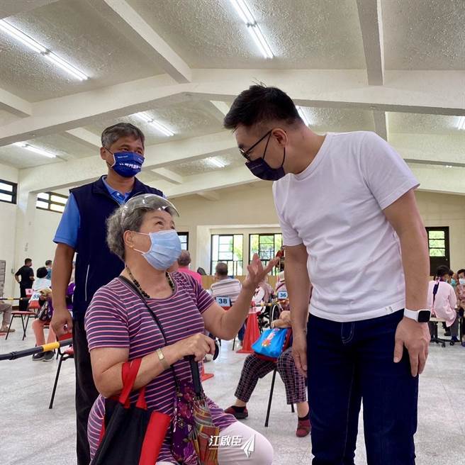 國民黨主席江啟臣走訪台中東勢快打站，了解第二劑莫德納疫苗施打情形。（江啟臣服務處提供／王文吉台中傳真）