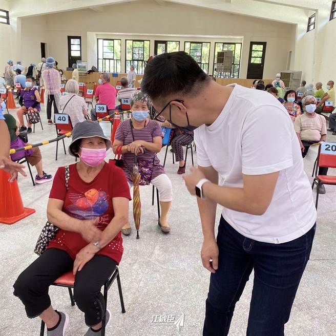 國民黨主席江啟臣走訪台中東勢快打站，了解第二劑莫德納疫苗施打情形。（江啟臣服務處提供／王文吉台中傳真）