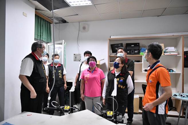 花蓮縣富里鄉上月6日一晚連9震，最大規模5.4，導致富里國中、國小校舍多處受損，縣長徐榛蔚（左）在地震隔天也趕緊前往了解災情。（花蓮縣政府提供／羅亦晽花蓮傳真）