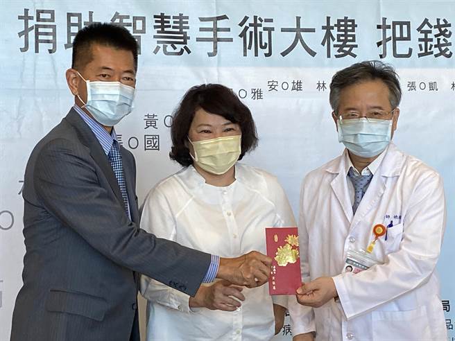 嘉基建造智慧手術大樓 ，市長黃敏惠送上紅包，嘉基院長姚維仁期待各界共襄盛舉做好事。（廖素慧攝）