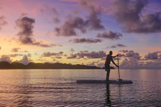 KKday建議前往帛琉的旅客，不要錯過立槳體驗。（KKday提供／陳祐誠傳真）