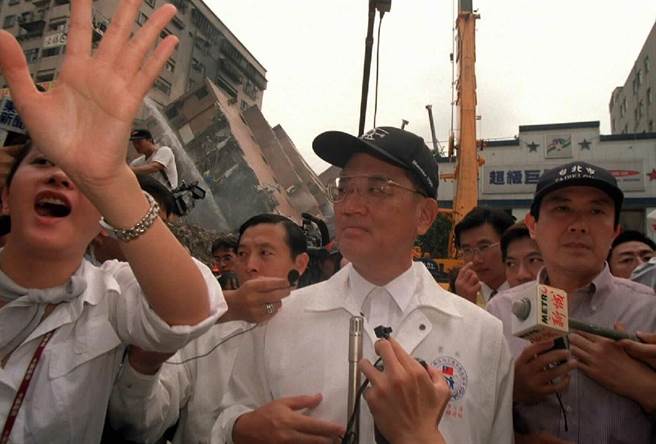 921时副总统连战在北市长马英九的陪同，至八德路倒塌的东星大楼瞭解抢救的经过。（叶清芳摄）