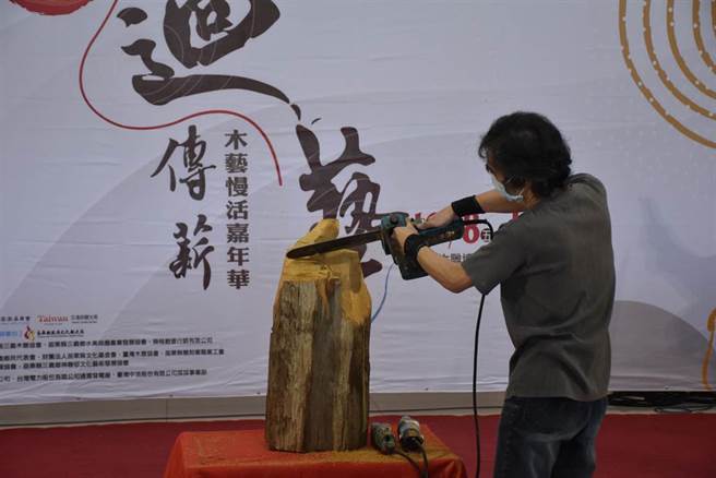 薪传成就奖木雕大师赖永发现场展示创作。（谢明俊摄）
