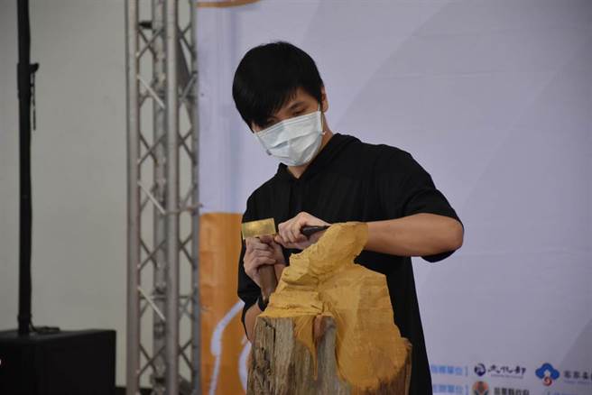 薪传成就奖木雕大师赖永发儿子赖俊暐传承父亲木雕手艺。（谢明俊摄）
