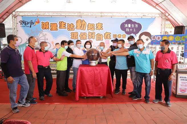 云林县政府推动「减量新生活运动」，藉由友善消费减少垃圾爱地球。（张朝欣摄）