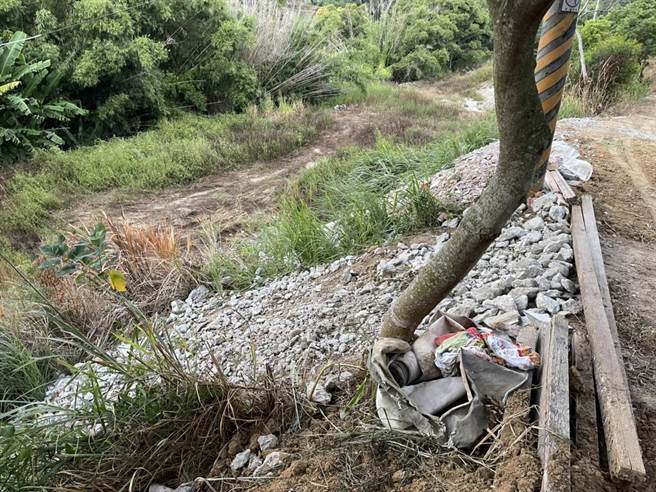 竹南警分局南勢所員警根據民眾檢舉在後龍鎮南港里山區發現大批建築廢棄物。（竹南警分局提供／謝明俊苗栗傳真）