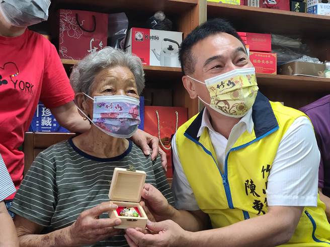 竹山镇11位 百岁人瑞除了收到县府及公所各1万元敬老礼金外，还收到紫南宫加码1万元礼金及1钱金戒指、1条玉佩项炼，由竹山镇长陈东睦（右1）亲自送到长者家中。（竹山镇公所提供／黄国峰南投传真）
